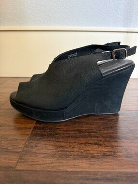 Five Worlds Black Leather Wedge Sandals Size 9 Peep Toe Slingback Lightweight